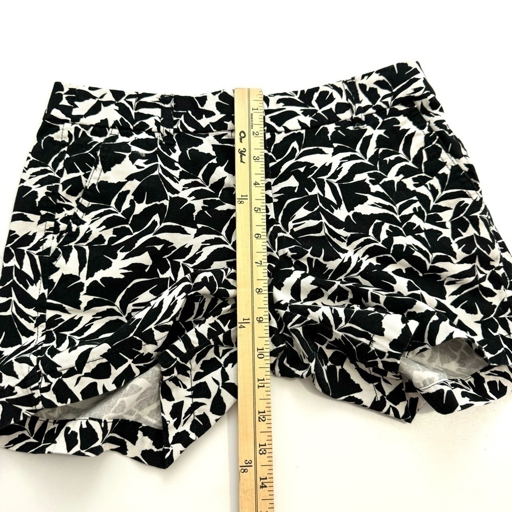 J. Crew Women’s Sz 2 Black & White Floral Cotton Casual 5" Chino Shorts Casual - Picture 10 of 11